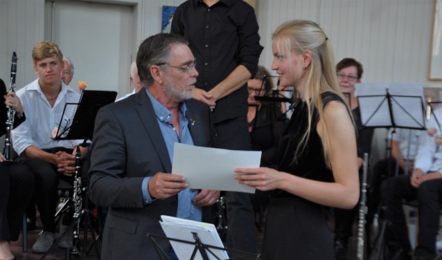 Isa ontvangt diploma en felicitaties van KNMO-examinator. Foto: PR