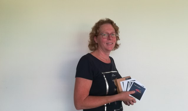 Heleen Verbeek met haar eigengemaakte affiches. Foto Eva Schipper