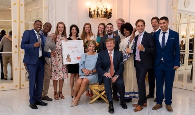 De winnaars van de Appeltjes van Oranje 2018 samen met Koning Máxima en Koning Willem-Alexander. Foto: Oranje Fonds – Bart Homburg.