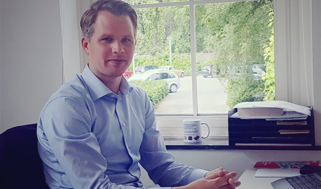 Wethouder Bart Porskamp in zijn werkkamer in het gemeentehuis van Oost Gelre in Lichtenvoorde. Foto: Kyra Broshuis