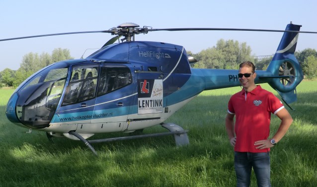 Daniel Lentink bij de helikopter, waarin hij mocht plaatsnemen. Foto: PR