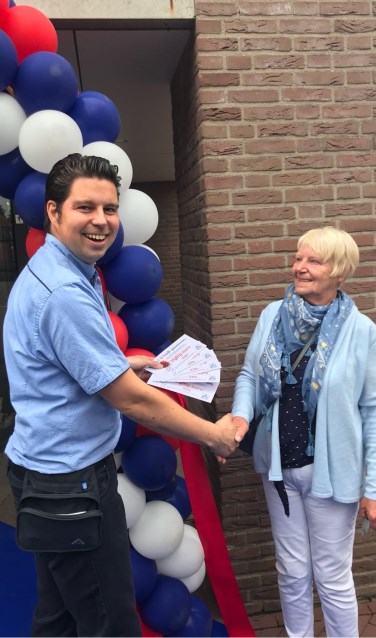 Vaste klant mevrouw B. Wissink was de winnares van de hoofdprijs van de krasactie. Foto: PR