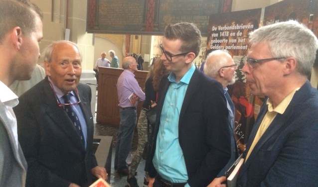 Wethouder Mathijs ten Broeke (derde van links) met prof. Johan Oosterman (rechts) in gesprek met een nazaat van de ondertekenaars van de verbondsbrieven, dhr. Nispen tot Sevenaer, en dhr. Bosch, archivaris van Harderwijk. Foto: PR