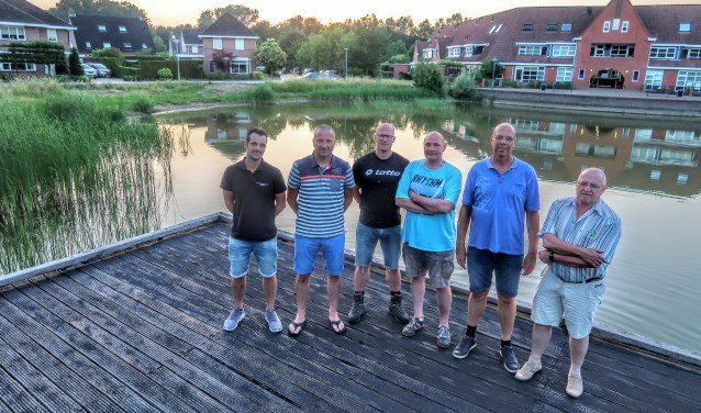 Het bestuur van de Vordense hengelsportvereniging De Snoekbaars bij de vijver op ’t Joostink. Tweede van links voorzitter Jan Groot Jebbink. Foto: Luuk Stam