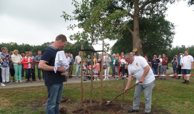 Als blijvende herinnering aan de familiereünie werd er door Jan Lievestro en Bert ten Arve een appelboom op het erf van de boerderij geplant met op de plaquette de tekst 'Lievestro Reünie 300 jaar 2-6-2018'. Foto: Jan Hendriksen.
