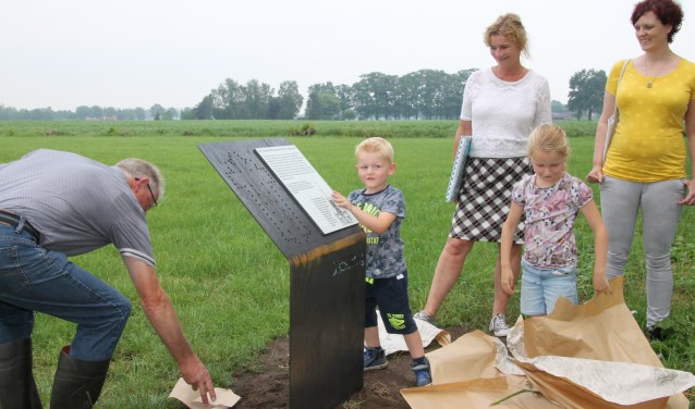 Rens en Tess onthullen de plaquette die de start van de wandelroute markeert. Foto: Annekée Cuppers
