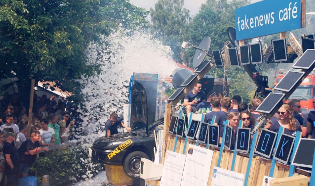 Volop spektakel tijdens de Vragenderse optocht. Foto: Jos Betting