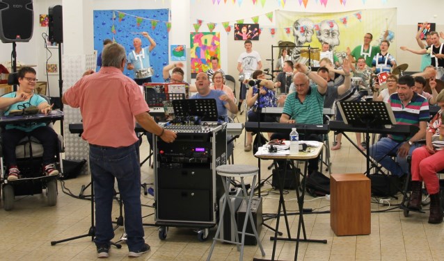 Rainbowband tijdens hun wekelijkse repetitieavond. Foto: Jos Betting