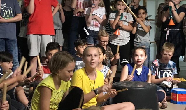 Met z'n allen muziek maken. Foto: PR