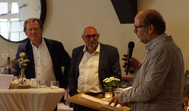Henk Rijks spreekt iedereen toe, terwijl de vertrekkende wethouders Wilting en Nijland (links) luisteren. Foto: Frank Vinkenvleugel