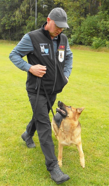 Het vrolijk en attent volgen naast de geleider is een van de gehoorzaamheidsoefeningen die beoordeeld worden. Foto: R. Gerritsen