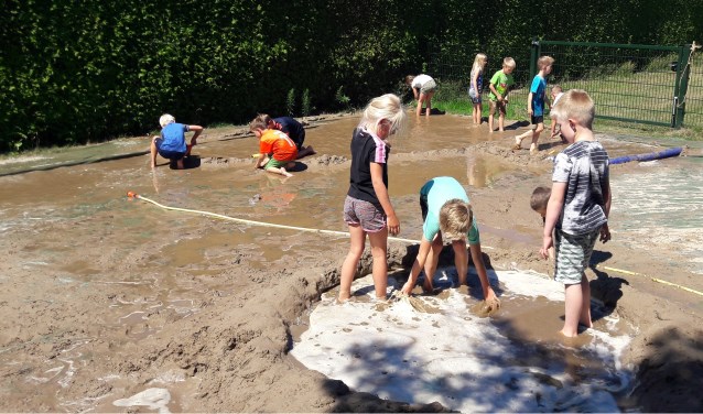 Er wordt volop met zand en water gespeeld. Foto: PR