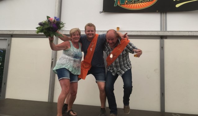 Koning Daan viert zijn koningsschap. Foto: Jantine ten Dolle