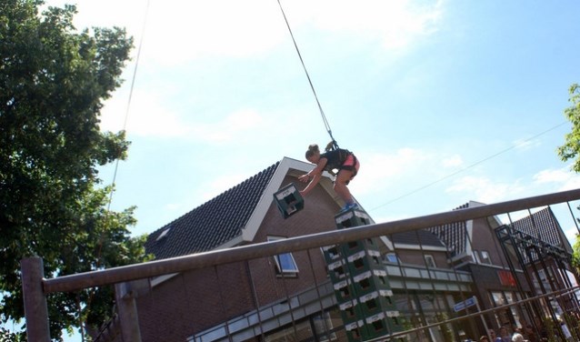 Waaghalzen mogen proberen een zo hoog mogelijke stapel kratten te stapelen. Foto: PR