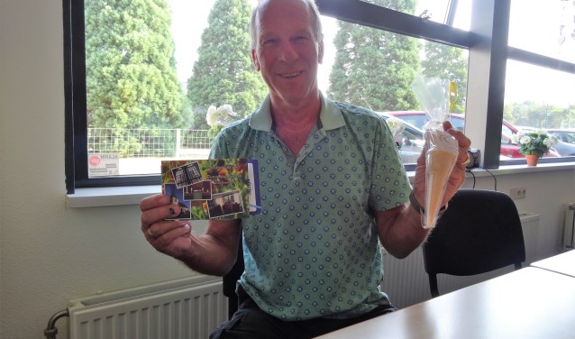 Frits Schutten, voorzitter van de Protestantse Kerk, met de donaties voor de Voedselbank. Foto: PR