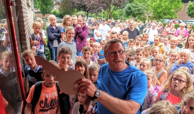 Meesters, juffen en leerlingen van basisschool De Vordering in Vorden namen op woensdag 11 juli afscheid van hun school. Foto: Luuk Stam