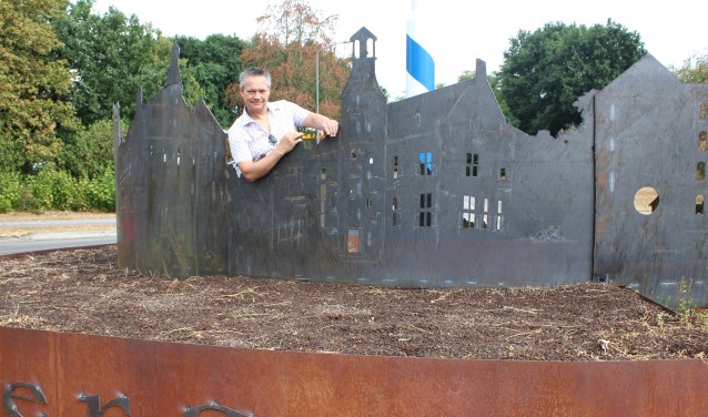 Kunstenaar Patrick Beverloo op de rotonde bij de skyline van ‘s-Heerenberg. Foto: Marlous Velthausz