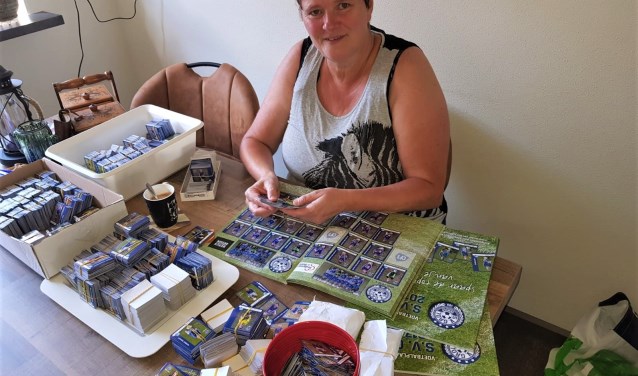 Jet Mentink tussen haar dubbele voetbalplaatjes.