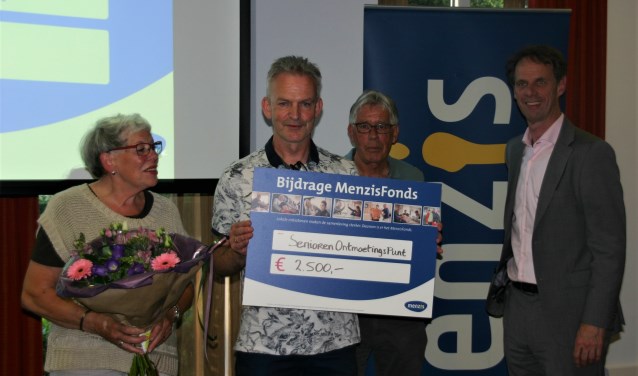 Edmund Heutinck met de cheque. Foto: Meldpunt Beltrum