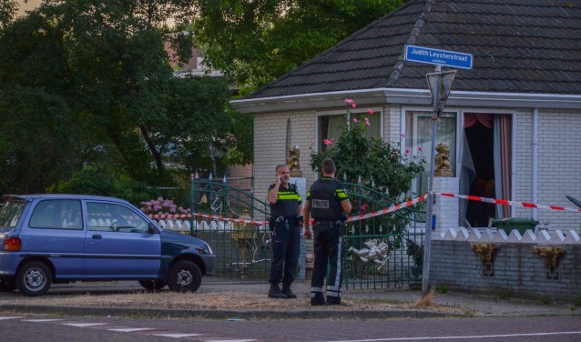 In de woning is sporenonderzoek gedaan en agenten hielden een buurtonderzoek. Foto: GinoPress B.V.
