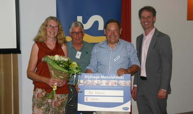 Een mooie cheque voor de Bij-wei. Foto: PR