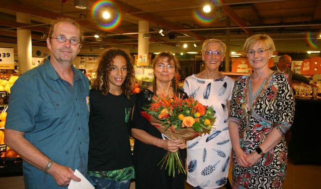 Toon en Petra kregen de versierselen opgespeld door burgemeester Besselink. Foto: PR