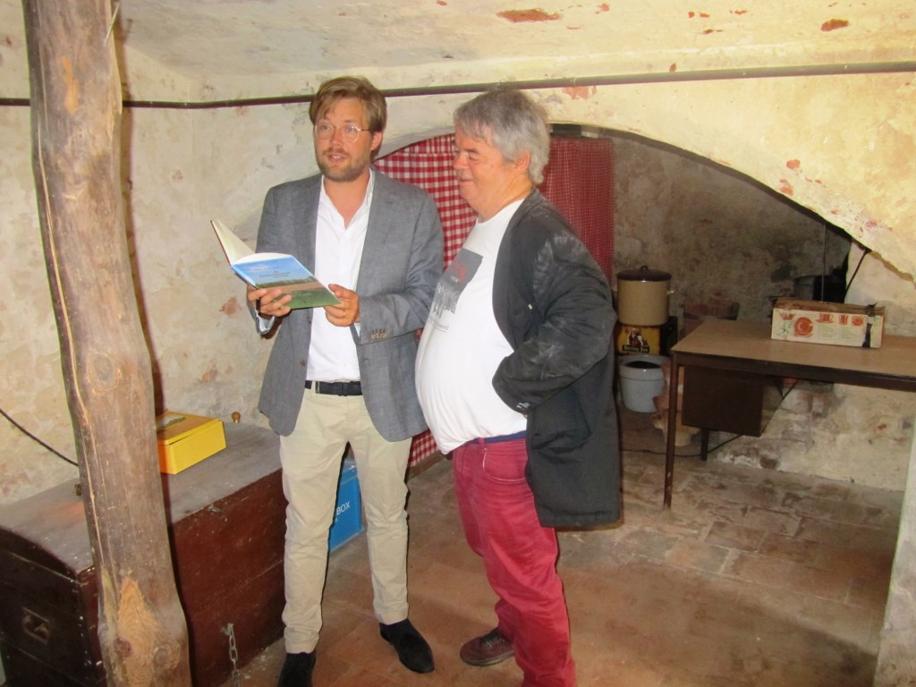 Pim te Bokkel en Hans Mellendijk lezen de twee versies van Wasknijper voor. Foto: Bernhard Harfsterkamp