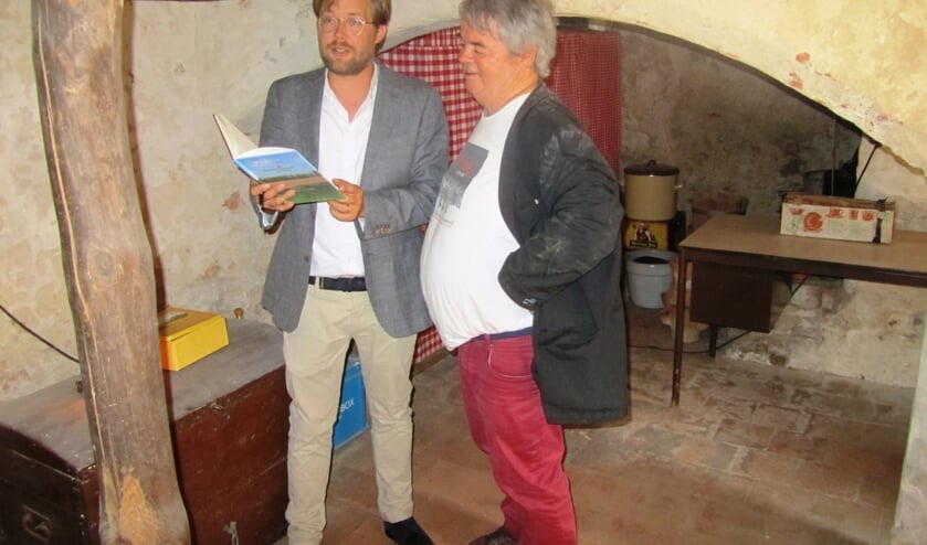 Pim te Bokkel en Hans Mellendijk lezen de twee versies van Wasknijper voor. Foto: Bernhard Harfsterkamp