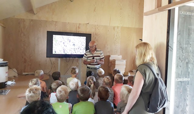 In de educatieruimte in de bijenstal kunnen ook groepen worden ontvangen voor lessen over bijen. Foto: PR