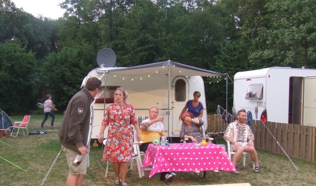 Jos gaat tegen wil en dank samen met zijn vrouw Ina mee naar de camping. Foto: PR
