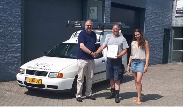 Tibo van Hout van Glazenwasserix neemt het certificaat in ontvangst. Foto: PR