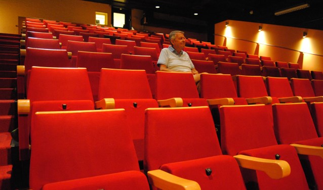 Henk Rougoor in de zaal van het Barghse Huus met 120 stoelen. Foto: Montferland Nieuws