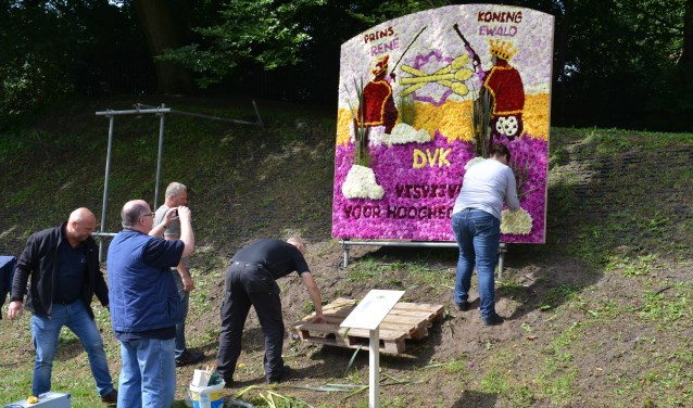 De Vrolijke Knobbelaars tijdens het plaatsen van hun paneel afgelopen jaar.Foto: Stichting Grolse Kermis