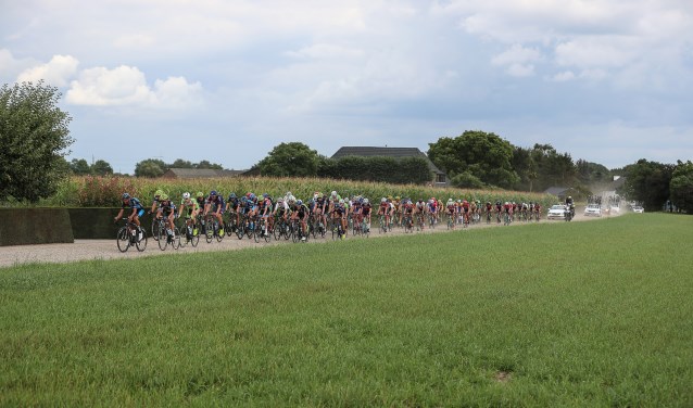 Het peloton stuift door de Achterhoek. Foto: Sportfoto.nl