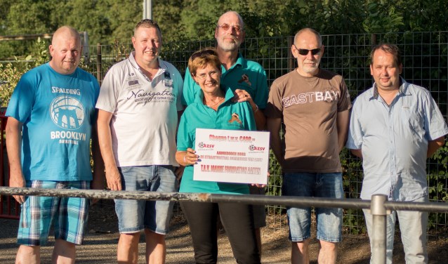 Een cheque van de organisatoren van het toernooi voor de Joanne Foundation. Foto: Marcel te Brake