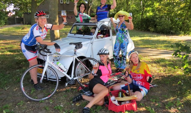 In 'Zadelpijn en ander damesleed' gaan zes dames op een bijzondere fietsvakantie naar Frankrijk. Foto: Josée Gruwel