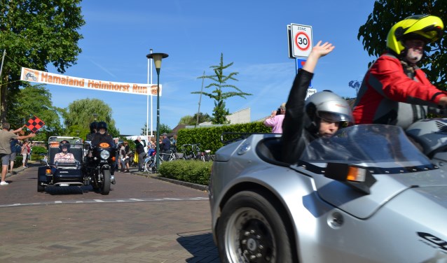 Onder de klanken van Born to be wild van Steppenwolf verlaten de zijspannen De Helmhorst. Foto: Leander Grooten