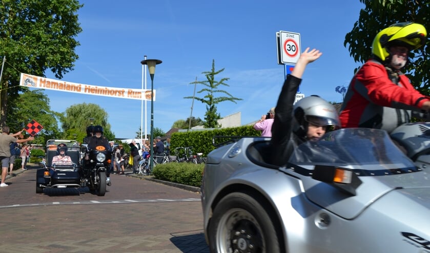 Onder de klanken van Born to be wild van Steppenwolf verlaten de zijspannen De Helmhorst. Foto: Leander Grooten