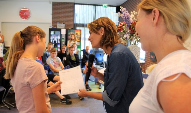 Ilse Saris (midden) en Melanie Vinkenvleugel bekijken samen met leerlinge Elke Nijenhuis het certificaat. Foto: Lydia ter Welle