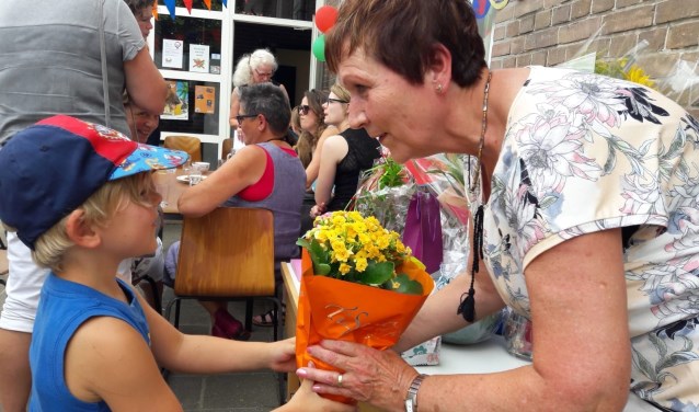 Veel mooie tekeningen en bloemen voor Elly Olthof. Foto: PR