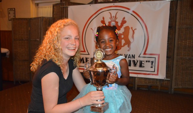 Winnaar bij de jeugd tijdens De vrienden van Medler Live werd de vijfjarige Unathi Groot Nuelend onder begeleiding van Anna Otten met het 'Vliegerlied'. Foto: PR.
