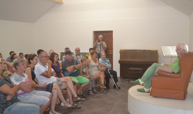Henk Kalfsterman spreekt buurtbewoners toe in de Cultuurschuur. Foto: Joke Burink