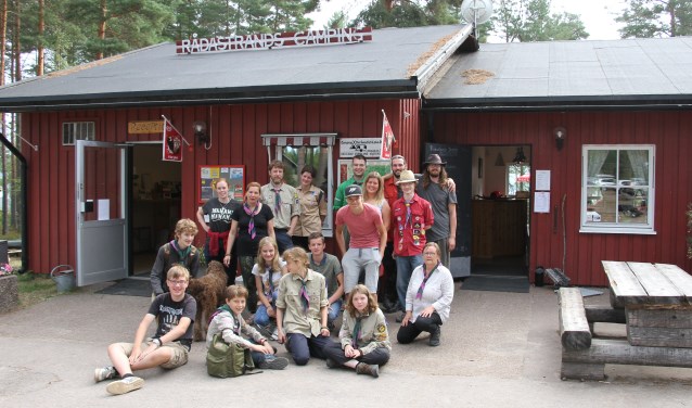 Scouts, explorers, stamleden en leiding van Scouting Sweder van Voorst nemen afscheid van Tobias Moes (r.) en Rådastrands Camping. Foto: Scouting Sweder van Voorst