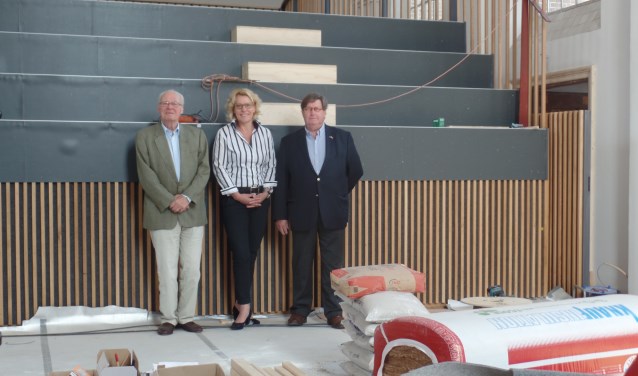 Baron J.D.C. van Heeckeren van Kell, voorzitter Ineke Nijen Es van Oranjevereniging Ruurlo en oud-burgemeester van Berkelland Hein Bloemen (v.l.n.r.) ondersteunen het initiatief van het Vleugelfonds Ruurlo. Foto: Jan Hendriksen