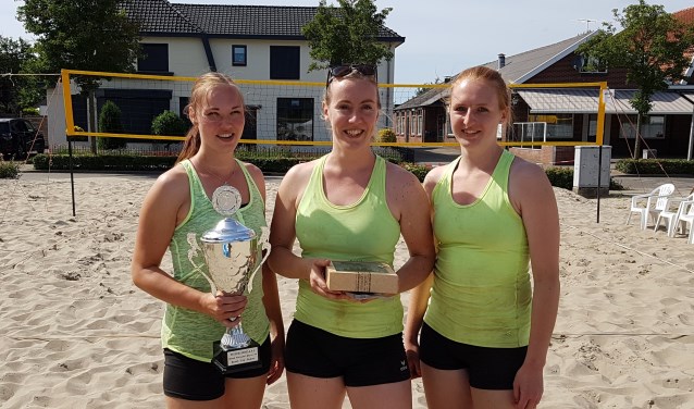 Het winnende team van de dames Beach Cup. Ilse, Kirsten & Fleur met de behaalde prijzen. Foto: Peter Kolkman
