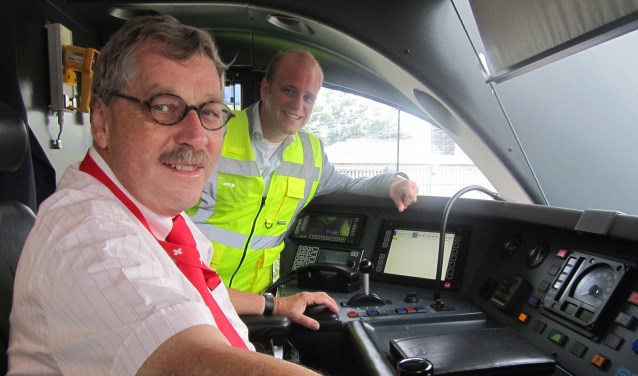 Frank van Setten en burgemeester Benegvoord in de bestuurderscabine van de trein. Foto: Bernhard Harfsterkamp