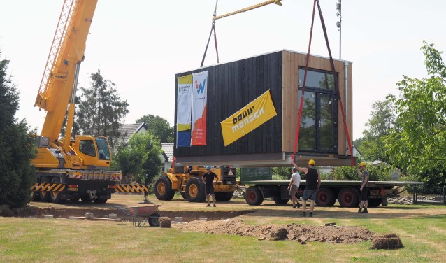 Een 'tiny house' wordt op de plek getakeld. Foto: PR