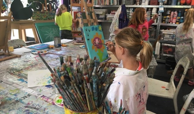 Kinderen zijn creatief bezig tijdens de Hooiland Avonturen Dagen. Foto: PR