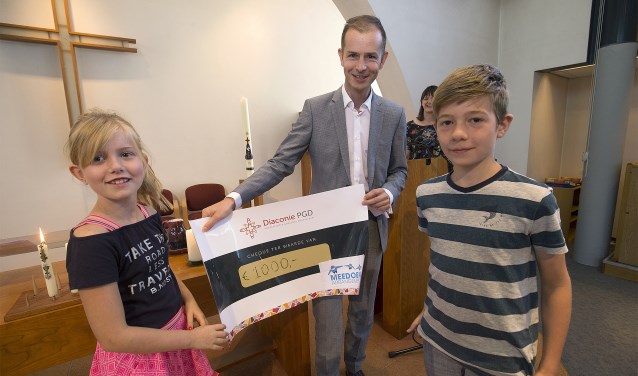 Wethouder Jorik Huizinga met kinderen van het kerkelijk centrum. Foto: PR