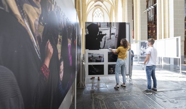 Het bestuur van World Press Photo Zutphen bouwt de tentoonstelling op in de Walburgiskerk. Vanaf vrijdag 6 juli 10.30 uur is de tentoontstelling geopend voor het publiek. Foto: Patrick van Gemert/Zutphens Persbureau